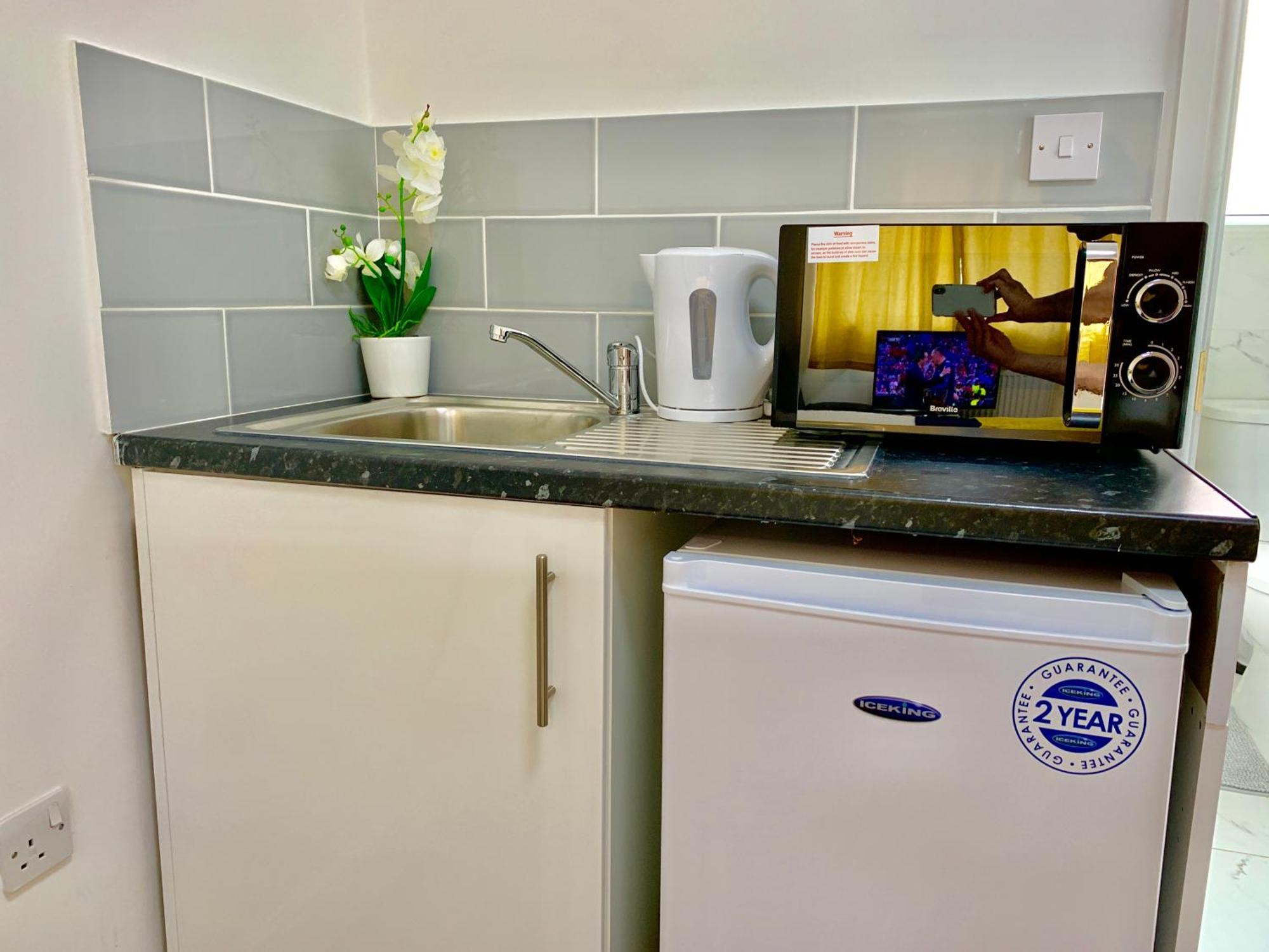 London Studio Apartments, Private Bathroom, Kitchenette, Parking, Np2 Extérieur photo