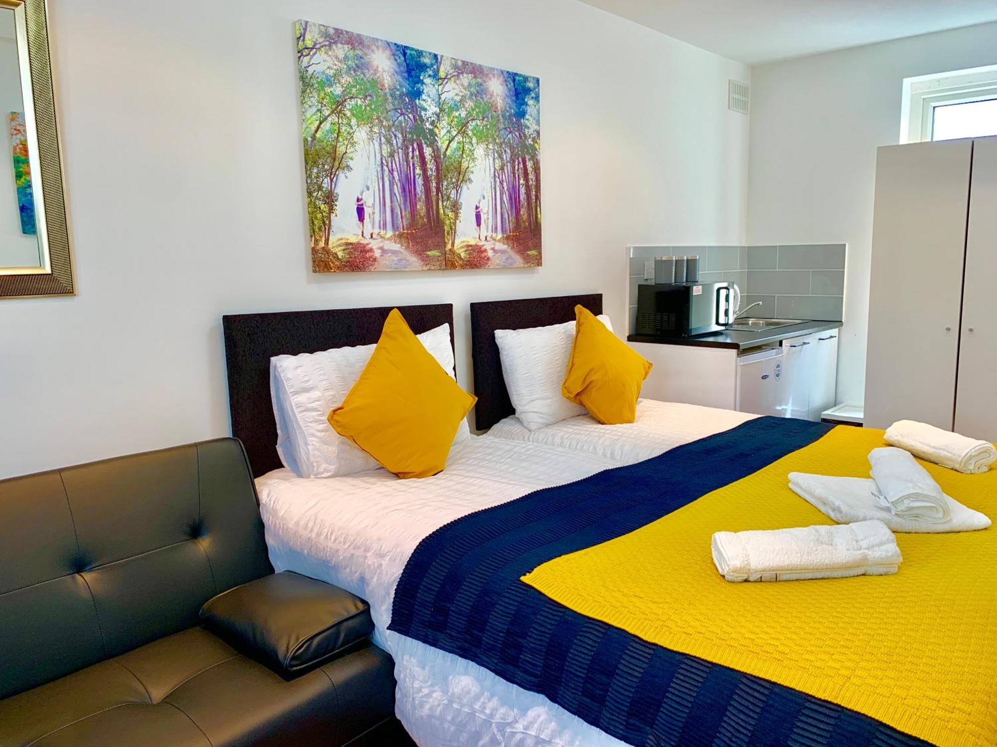 London Studio Apartments, Private Bathroom, Kitchenette, Parking, Np2 Extérieur photo