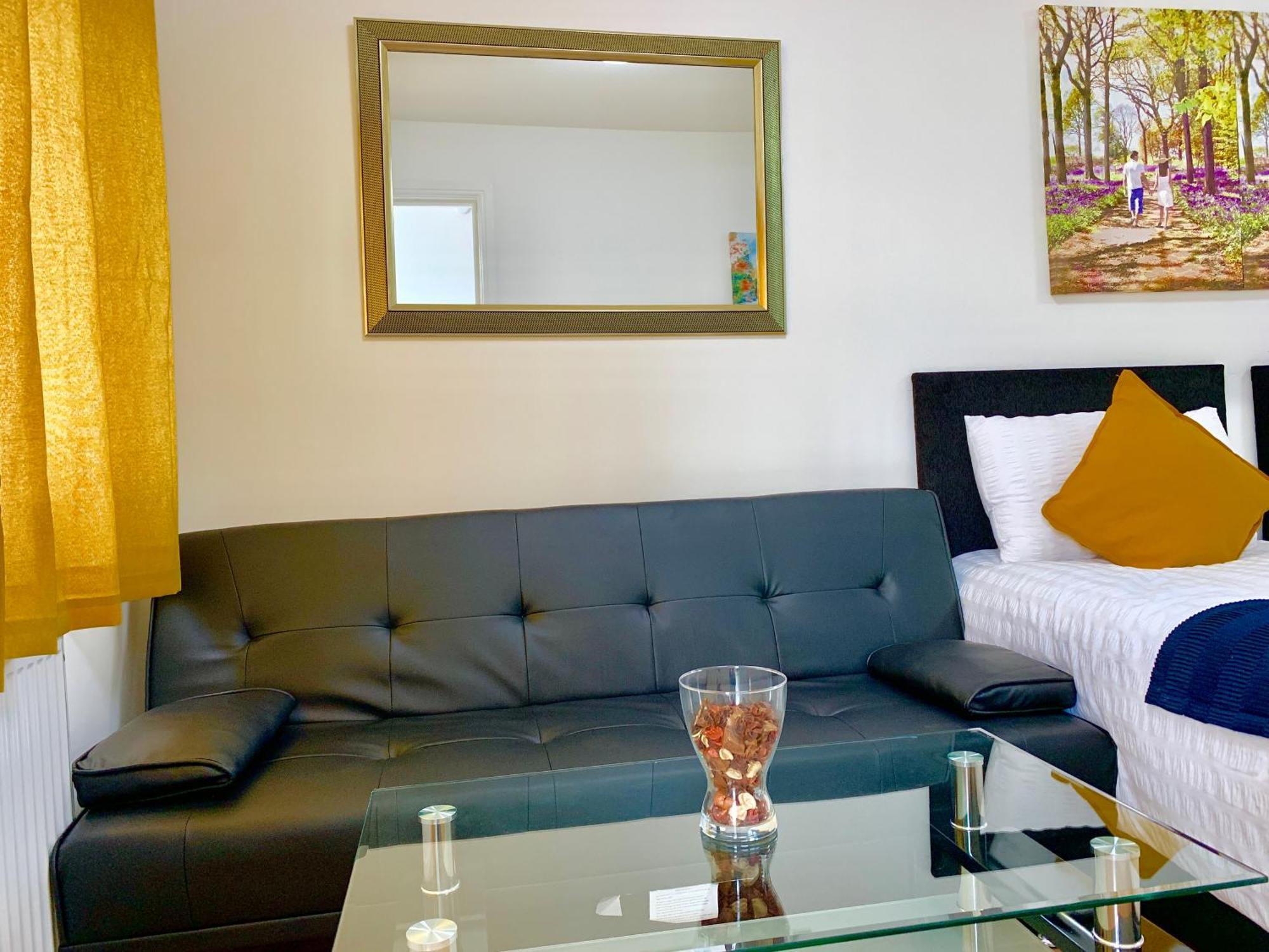 London Studio Apartments, Private Bathroom, Kitchenette, Parking, Np2 Extérieur photo